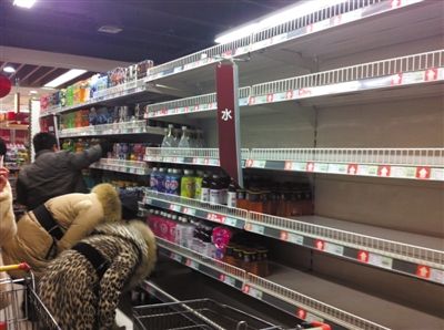 1月6日，河北邯郸市部分超市瓶装水卖光。邯友 摄
