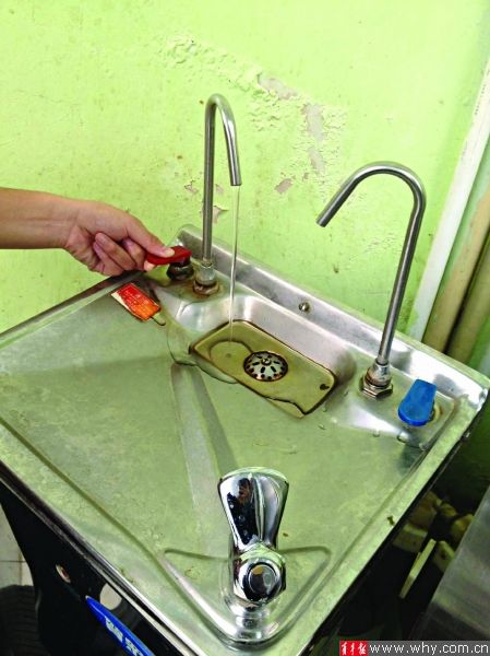 舒适堡直饮水处积有水垢。 