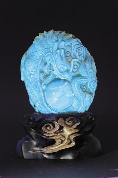 　　近日，一家高档湖泊会所负责人向记者展示了一件市面上难得一见的400多克的蓝珀雕刻摆件。 记者 刘文英 摄