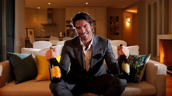 　　来自澳大利亚的幸运小子卡尔-科沃德(Carl Coward)，曾经是个酒保，现年30岁的他已经是千万富翁。(图片来源：perthnow)