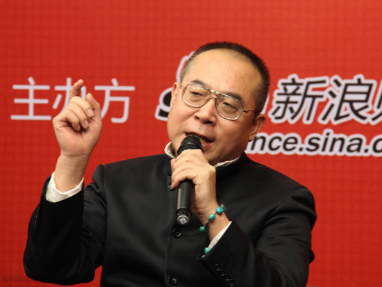 图为“十八大经济转型期的战略抉择”圆桌讨论中职业投资人、独立财经观察家侯宁。