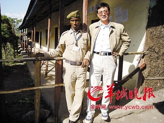 作者刘植荣在埃塞俄比亚黑山县政府院内 