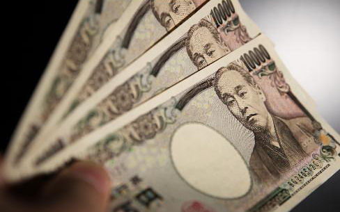 &nbsp;&nbsp;&nbsp; 安倍上台后不断要求日本央行大量增加货币供应，这样一来可能引起通胀使日本摆脱通缩，二来可以遏制日元的过分升值，可谓一箭双雕。