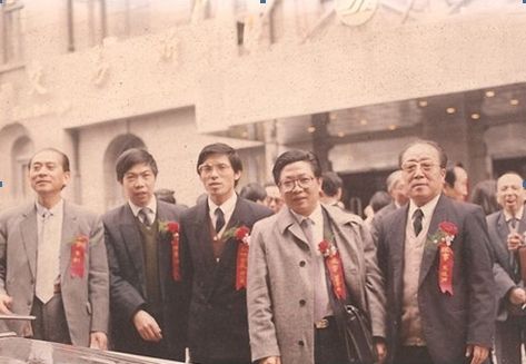 图1：上交所开业时的管金生(左4)、阚治东(左3)