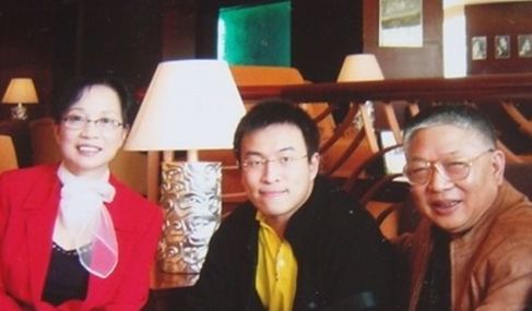 图2：出狱后的管金生(右1)