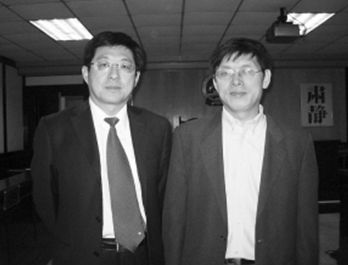 图4：2007年庭审时的阚治东(右)