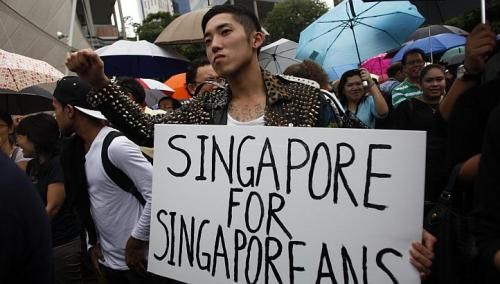 &nbsp;&nbsp;&nbsp; 依靠300万本地人显然无法满足新加坡经济高速增长的需要，长期引进移民是政府不得不做出的选择。