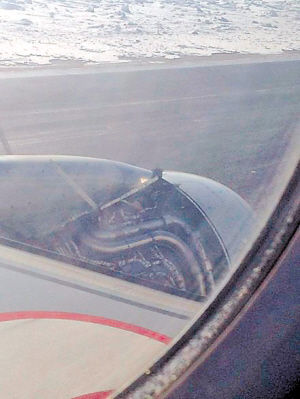 飞机左发动机部分蒙皮脱落网友“烟灰王子”供图