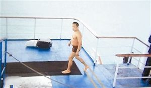 怒而脱衣跳海的团友。(资料图片)