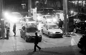 昨日，一家民营加油站里，闻风赶来的车辆排队加油。首席摄影记者 蔡代征/摄