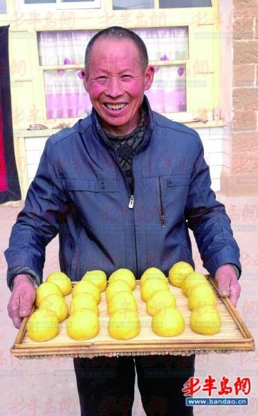 黄国胜展示刚刚蒸出的黄馍馍