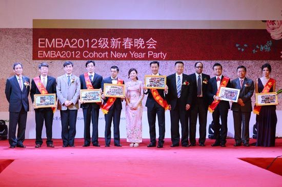 六位教授代表为各位班长颁发绶带