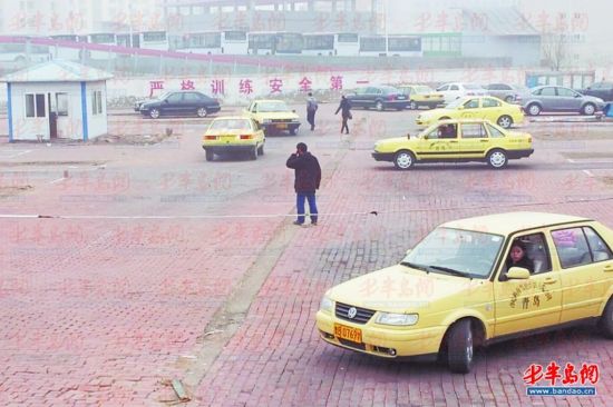 27日，学员在一驾校内培训。本报记者 肖良华 刘姝婷 摄