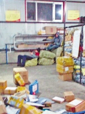 　　一名分拣员把装有各种快递包裹的包装袋当作“沙发”躺靠。 暗访记者手机拍摄