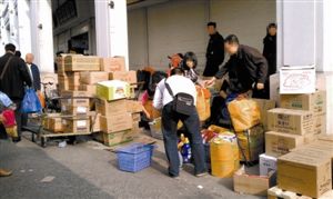 中英街内到处堆着等待分装的货物。