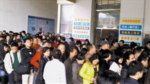 等待办证的游客人头涌涌。