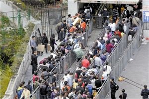 不少水客拥挤在关口等待出关，秩序混乱。