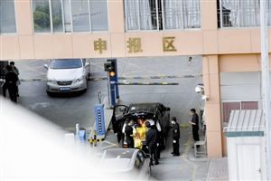 10多分钟后，这辆小车再次出现在关口，仍旧是满载同样货物，却被放行。