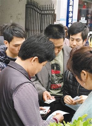 中英街边防办证中心门口，有人公开交易通行证。