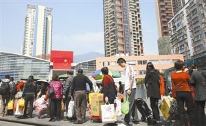 每日，中英街关口都有大量拖着小推车的购物者排队出关，其中水客和游客鱼龙混杂。