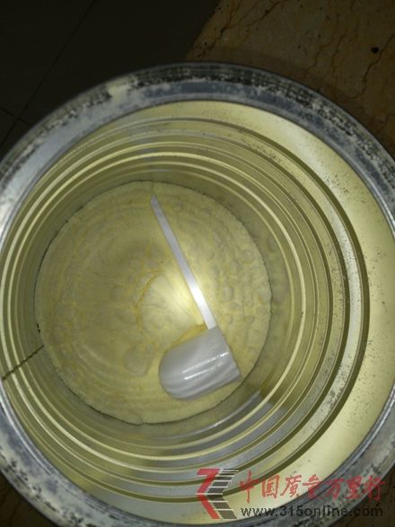 陈女士购买的美素佳儿三段奶粉中出现不明黄色异物