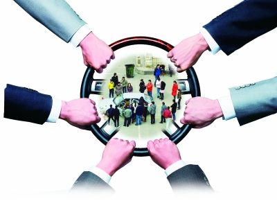 在武昌螃蟹岬的公交驾校里，近30名学员围着一辆教练车等待练车。记者 佘颖 摄 朱菁 制图