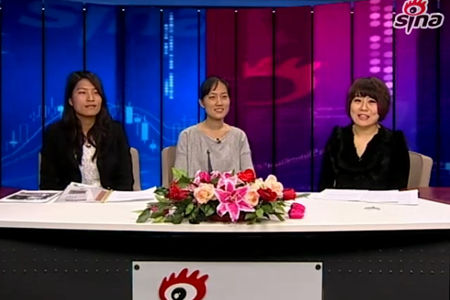 石嫣(中)、杜鹃(左)和新浪财经主持人权静（右）