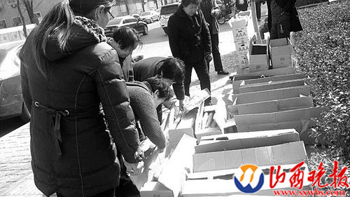 市民正在拿免费的长山药