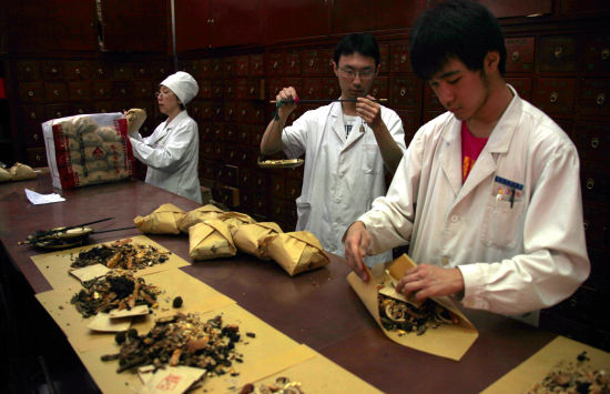 &nbsp;&nbsp;&nbsp; 为了能够更好地融入荷兰社会，尽可能消除西方人对中医药的顾虑，中医药在荷兰普遍采用现代西药的制作工艺，并且提供非常接近西医的诊疗条件。