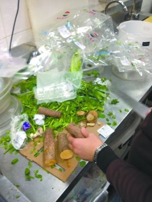  蔬菜切除烂掉的部分，剩下重新包装继续卖。 