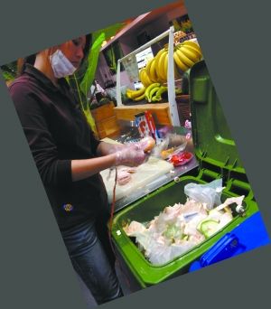 垃圾桶上弄水果，好脏。