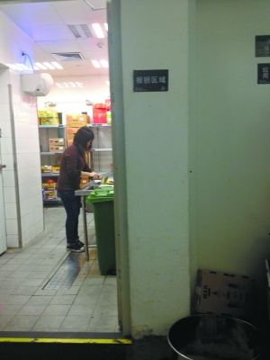 做水果拼盘的工作人员没有戴口罩。