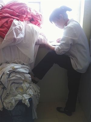 服务员踩在毛巾、浴巾上。