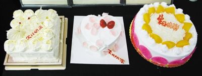 图为实验人员通过观察法鉴别纯奶油