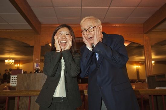 西北大学MBA二年级学生Patricia Pan与巴菲特模仿《小鬼当家》里的姿势 