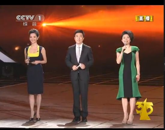 从左到右为央视315晚会主持人谢颖颖、陈伟鸿、王小丫。(图片来源：央视截图)