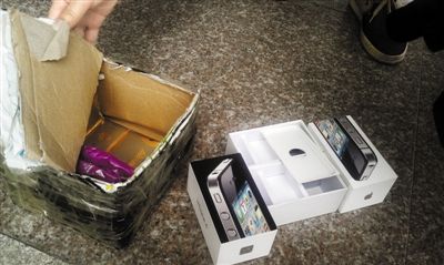 闫小姐朋友收到快递时，只剩下两个空盒子。深圳商报记者 曾智辉 摄