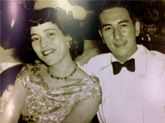 　　何鸿燊相貌俊朗风度翩翩，曾当选为香港十大迷人男士，夫人黎婉华天生丽质仪态万千，是当时的澳门第一美女。