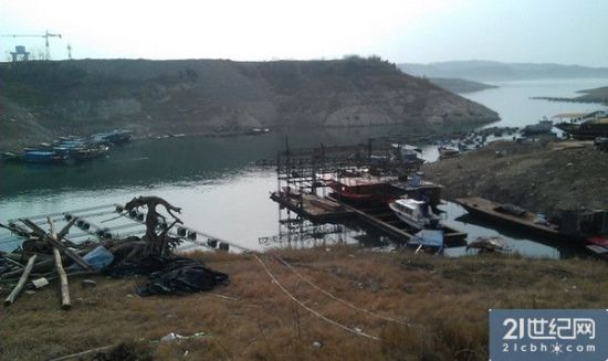 隐蔽处甚至有造船码头存化学污染隐患。21世纪网 摄