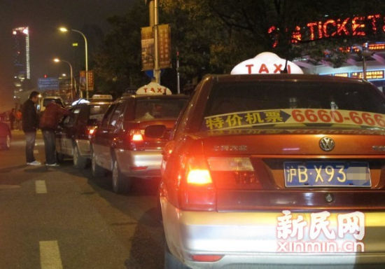 　　图说：3月24日21时30分许，东方明珠2号门前，“空车”和客人“谈价钱”。新民网记者 胡彦珣 现场回传