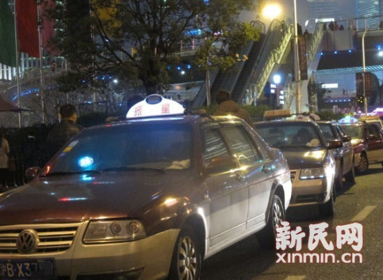 　　图说：3月24日21时30分许，“空车”占据丰和路上的一根车道，多位“沪B·X”。新民网记者胡彦珣 现场回传