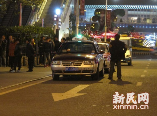 　　图说：25日20时，记者第三次来到东方明珠2号门依旧有出租车在此处“候客”。新民网记者胡彦珣 现场回传