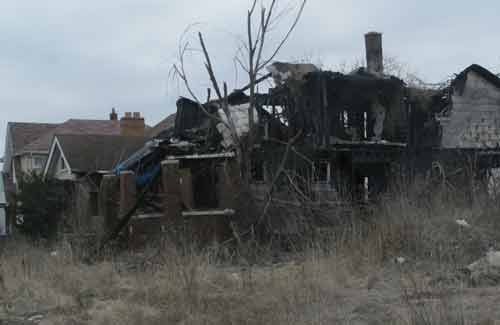 　　位于底特律市中心KENTUCKEY街社区，空无一人，破旧不堪的房子覆盖了整个社区。(美国《侨报》/邹斌 摄)