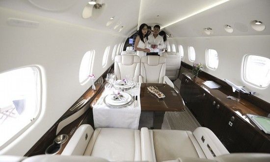 成龙私人飞机莱格赛650公务机被打造得舒适休闲，最多可载14人。