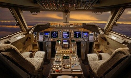 就连驾驶舱座椅上也铺着密实的带毛羊皮。