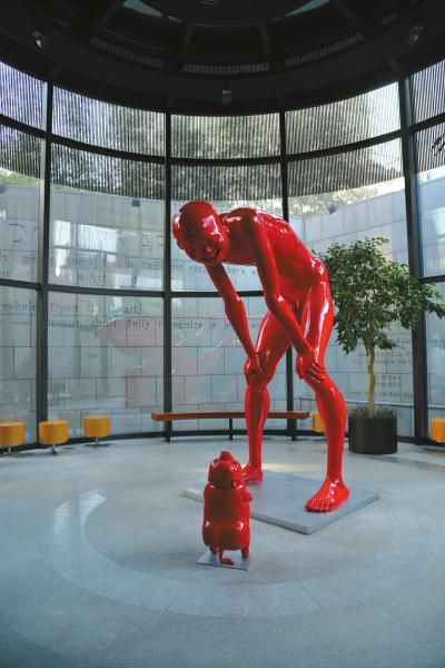 斗山艺术中心及其收藏的雕塑。