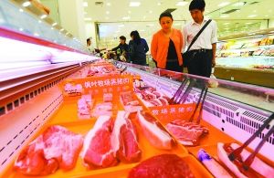 77.6元一公斤的天价猪肉，看的人多买的人少。重庆晨报记者 杨新宇 摄