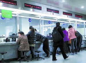 上午，暂停数日的朝阳区房屋交易过户大厅恢复办公。程功 摄