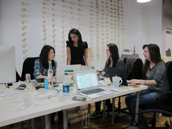 　　凯莉(左二)每天上午跟团队和部门负责人开会，但中午12点到下午2点为独处时间。这段时间她会专心工作，不许别人打扰，有事只能邮件她。(新浪财经 罗绮梅摄)