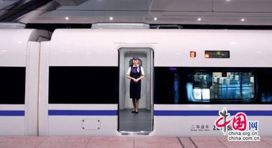 　　京沪高铁的开通运营，从根本上缓解了京沪间铁路运输紧张局面，对促进区域经济社会协调发展，改善沿线人民群众的出行条件，具有十分重要的意义。